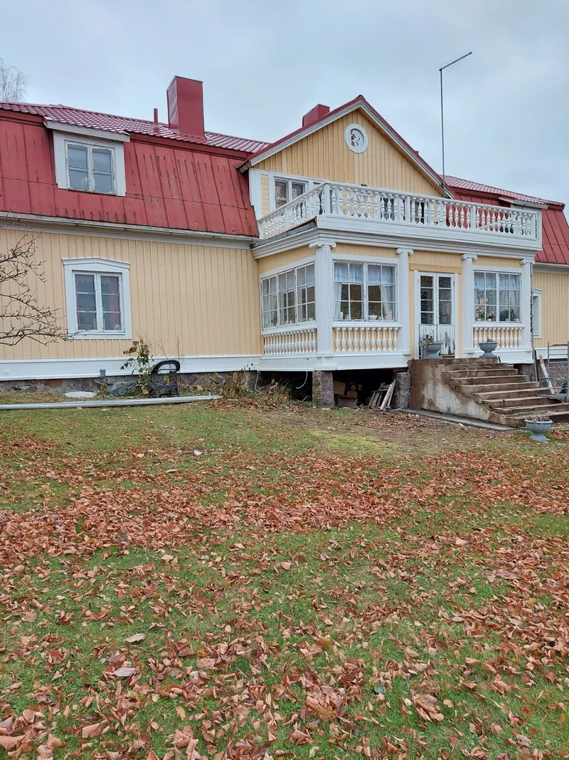 Renoveeritud kollase fassaadiga villa sügisesel murul