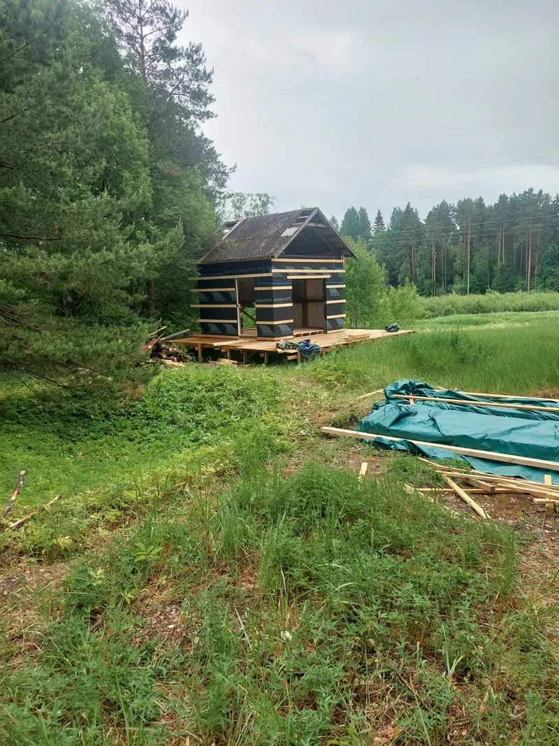 Tumeda laudisega aiamaja ehitus metsalagendikul