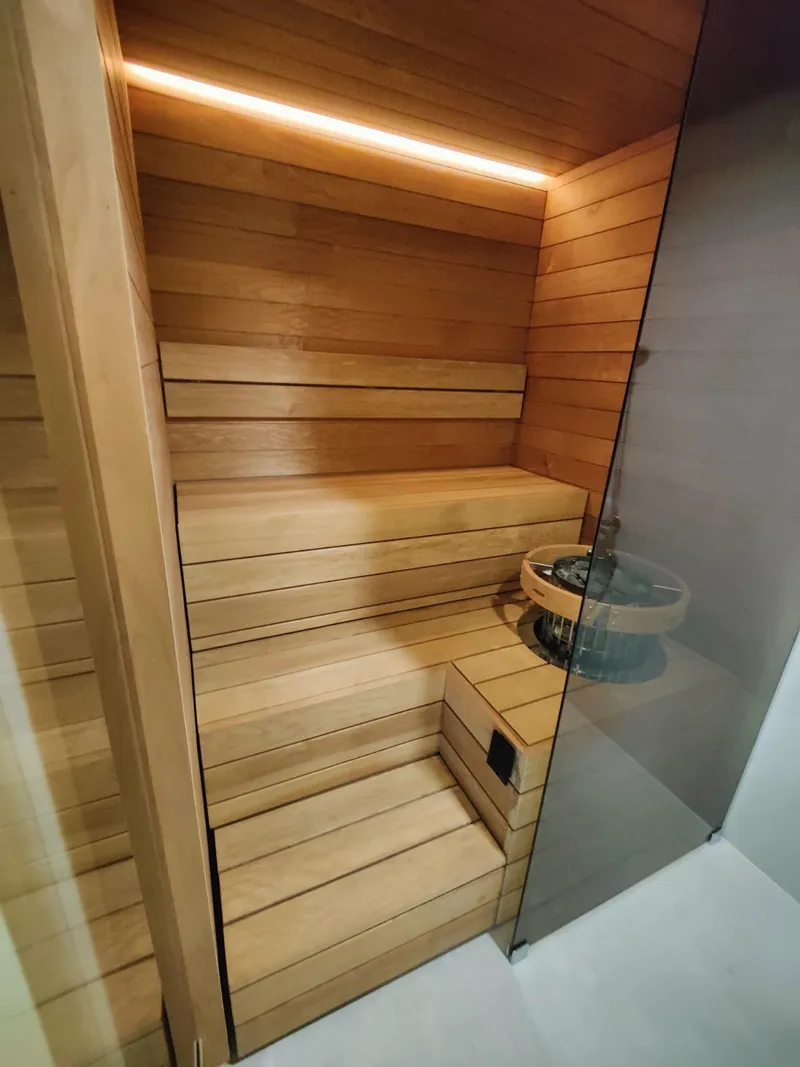 Sauna lavad ja keris klaasseina taga