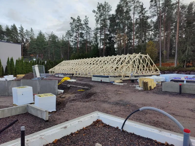 Katusefermid vundamendile laotud ehituse algusjärgus