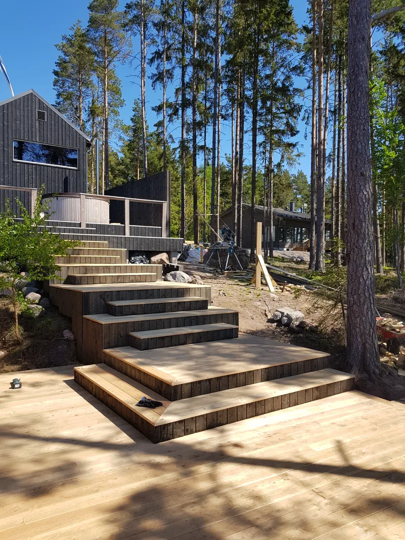 Laiad terrassiastmed männimetsas maja ees